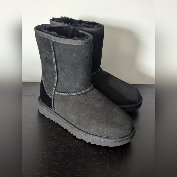 Ugg Classic Boot size 1 - Picture 1 of 8
